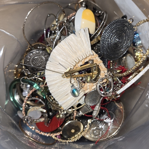 Mixed Jewelry Scrap & DIY Lot 4.2 lbs, Various Colors & Materials - Picture 9 of 9